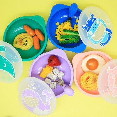 Bát tập ăn silicon có nắp và đế hút chân không chống đổ cho bé Marcus & Marcus, từ 12 tháng - Ollie