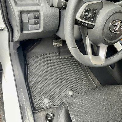 Thảm ô tô sd3 2 lớp dạng lưới lục giác Toyota Raize 2022-nay màu đen bề mặt cao su siêu sạch - Nhãn hiệu Macsim