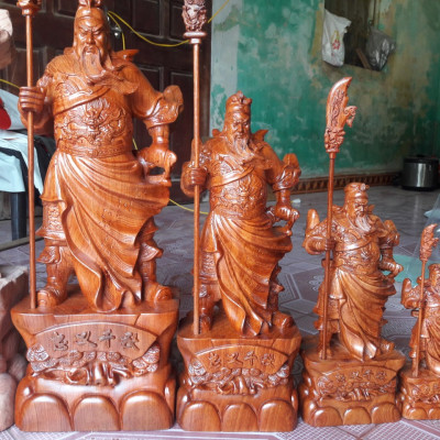 TƯỢNG QUAN CÔNG CƯỠI NGỰA ĐỨNG TRÊN GỐC CÂY TÙNG BẰNG GỖ HƯƠNG KT CAO 80