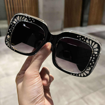 Kính râm đính đá nổi bật sành điệu cho nữ