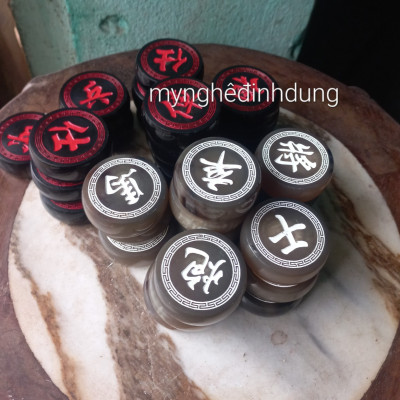 BỘ QUẦN CỜ TƯỚNG BẰNG SỪNG TRẮNG  ĐEN CAO CẤP KT 4.0×1.2CM 