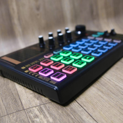 Soundcard K300 – Chuyên thu âm, livestream, karaoke online – Livestream được 3 điện thoại cùng lúc – Đầy đủ chức năng auto tune, đổi giọng, hiệu ứng khán giả - Điều chỉnh bass treble echo, giảm tiếng ồn – Kết nối bluetooth – Hàng chính hãng