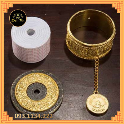 Kinh luân cầm tay Tây Tạng có chứa câu chú Om Mani Padme Hum