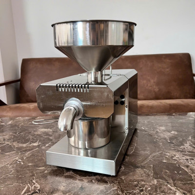 Máy ép dầu ăn thực vật thế hệ mới thương hiệu Mỹ Septree K39 - Công suất 1350W - Hàng chính hãng (Bảo Hành 1 Năm)