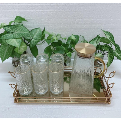 COMBO BỘ BÌNH CỐC THỦY TINH CHỊU NHIỆT CAO CẤP KÈM KHAY VƯƠNG MIỆN VÀNG VÀ GIÁ ÚP CỐC