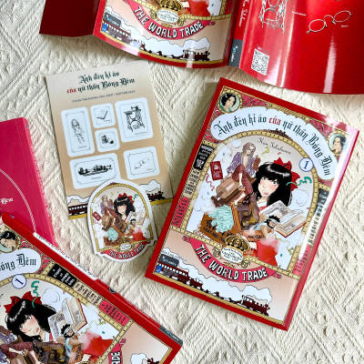 Sách - Ánh Đèn Kì Ảo Của Nữ Thần Bóng Đêm - Tập 1 - Tặng Kèm Bookmark + Sticker Phủ Nhũ