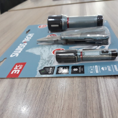Bộ dụng cụ đa năng SWISS+TECH ST001256 : 15 trong 1, 2 đèn pin siêu sáng, đồng hành mọi lúc mọi nơi