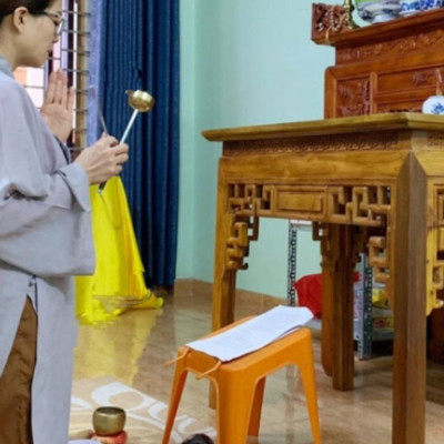 Bàn niệm Phật Việt Nhật là lựa chọn lý tưởng cho các Phật tử đang tìm kiếm một chiếc bàn tụng kinh gọn nhẹ