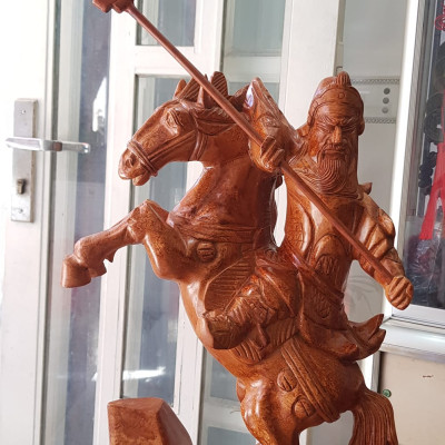 Tượng Quan Công cưỡi ngựa gỗ nu gõ hay gỗ gõ vẽ nu cao 50cm ( tính đao 70cm ) x Ngang 40cm x Sâu 15cm Biểu tượng sức mạnh sự dũng mãnh kiên cường anh chị trưng phòng khách đẹp ạ
