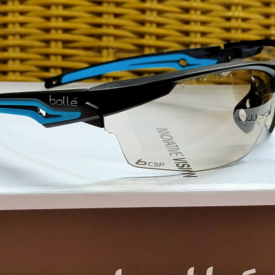 KÍNH BẢO HỘ BOLLE TRYON, Lớp phủ Platinum có khả năng chống xước cao, chống lại các hóa chất mạnh nhất và làm chậm sự xuất hiện của sương mù.  Bảo vệ 99,9% tia UVA/UVB