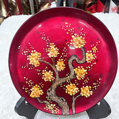 Dĩa sơn mài cao cấp Thanh Bình Lê vẽ hoa mai vàng trên nền đỏ kết hợp khảm vỏ trứng đẹp mắt size 25 cm