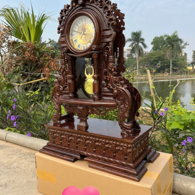 Đồng hồ quả lắc để bàn tân cổ điển bằng gỗ mun đuôi công kt cao 70×45×15cm + chân đế cao 15×52×29cm