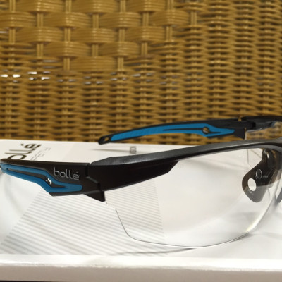KÍNH BẢO HỘ BOLLE TRYON, Lớp phủ Platinum có khả năng chống xước cao, chống lại các hóa chất mạnh nhất và làm chậm sự xuất hiện của sương mù.  Bảo vệ 99,9% tia UVA/UVB