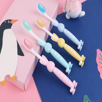 Sản phẩm dụng cụ vệ sinh -Com bo túi 4 bàn chải đánh răng hình thú cho bé có đế hít nhiều màu ,lông bàn chải siêu mềm phù hợp cho bé dưới 10 tuổi