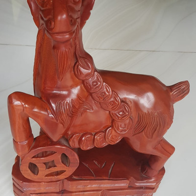 Tượng Gỗ Mỹ Nghệ trạm hình Con Dê đứng tiền màu đỏ đẹp Size cao 50cm ngang 30cm sâu 15cm Ý nghĩa trưng con dê gỗ trong nhà, trên bàn cầu mong cuộc sống bình an, may mắn, sung túc , tài lộc ạ