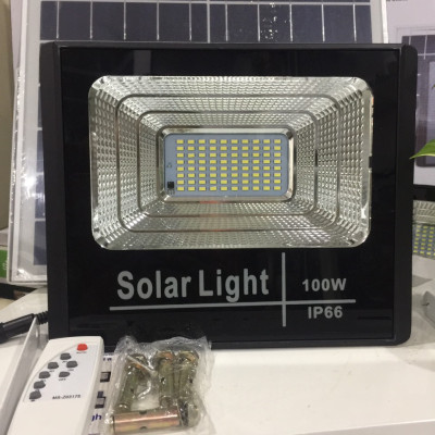 Đèn LED Pha Năng Lượng Mặt Trời 100W IP 66 25000 mAh 6.4 V