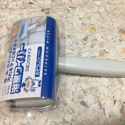 Combo 01 Bàn chải chà cửa kính, tường gạch men nhà tắm Kokubo có móc treo tiện dụng + 01 Găng tay cao su gia dụng - Nội địa Nhật Bản