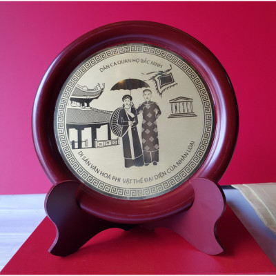 Quà tặng lưu niệm bày bàn - Anh hai chị hai hát Quan Họ lễ hội làng quê Bắc Ninh