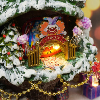 Nhà búp bê hộp nhạc xoay tròn Snowy Woderland