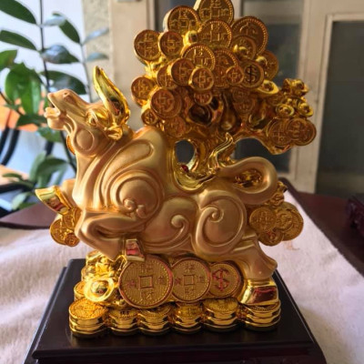 Tượng Trâu Vàng Mới Đứng khối tiền Cây tài lộc  Màu Vàng đặt bàn làm việc may mắn ạ  Size cao 20cm x ngang 15cm x sâu 10cm ạ