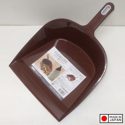 Xẻng hót rác Sanada Seiko, bề mặt xẻng có độ vát giúp dễ dàng lấy sạch rác và bụi bẩn trên bề mặt sàn nhà - nội địa Nhật Bản 