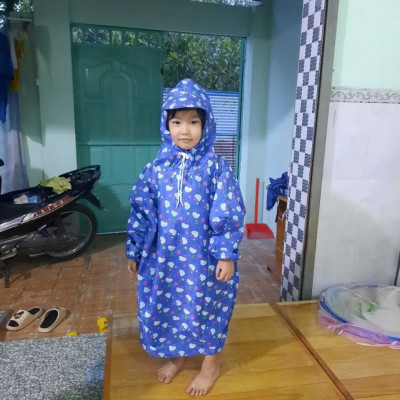 Áo mưa bít trẻ em  cho bé trai vá bé gái từ  1 -  10 tuổi ,  áo mưa trùm toàn thân ,  vải dù chống thấm , họa tiết hoạt hình xinh xắn kèm túi đựng dễ thương , giao màu ngẫu nhiên