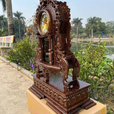 Đồng hồ quả lắc để bàn tân cổ điển bằng gỗ mun đuôi công kt cao 70×45×15cm + chân đế cao 15×52×29cm