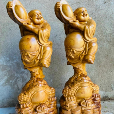 Tượng phật di lặc tay ôm thỏi ,chân trấn cóc  bằng gỗ bách xanh kt cao 40×15×16cm