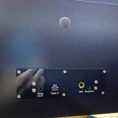 Đàn Piano Gỗ 37 Phím Woim-Baby Bản Quốc Tế Cho Trẻ Tập Chơi Có Ghế, Chân Đế, Giá Nhạc, Cổng Cắm Headphone, Pedal Và Micro