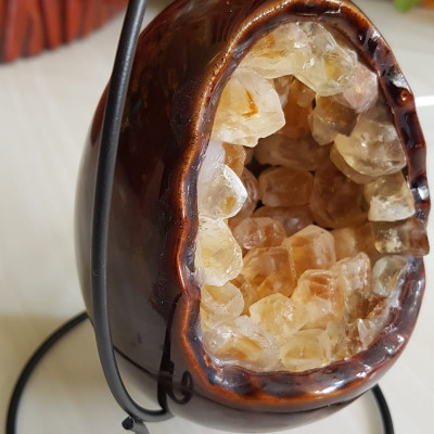 Miếng thạch anh Vàng tự nhiên hốc sâu có đế kiểu có đèn điện công dụng hút tài lộc cả chân Cao 16cm đk 12cm miếng Vàng cao 10cm đk 8cm Anh Chị để bàn trang trí nhà bàn thờ Thần Tài và treo trong phòng làm đèn ngủ may mắn màu Vàng Anh thật sự rất tốt đẹp ạ