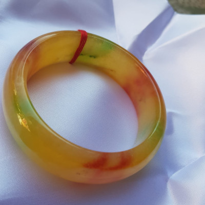 Vòng Tay Bản Hẹ Vàng Đỏ tươi bóng đẹp Size 59mm x cao 19mm x dầy 9mm  Chất liệu đá cẩm thạch  Hợp Nam Nữ mệnh Thổ mệnh Kim 60kg - 68kg đeo đẹp ạ