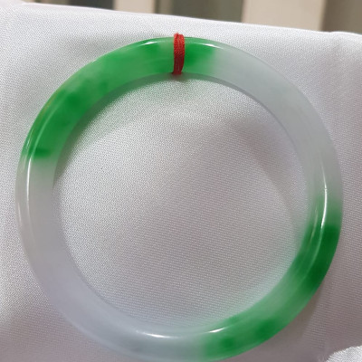 Vòng tay Nữ Đá Cẩm Thạch mới TR Lý 57 mm x cọng 7,5mm Màu Xanh lý tươi trắng 2 bên đều vòng đẹp Nữ 55kg - 64kg đeo đẹp món quà tặng chính mình và người thân đeo đẹp ạ