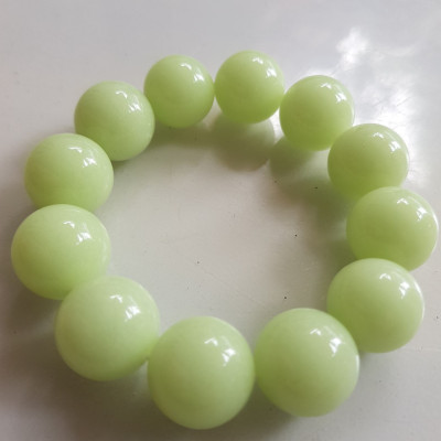 Vòng Nam Dạ Quang tự nhiên mới size to quá đẹp 18mm Các Anh đeo tay lên đẹp sang lắm nhe sẽ ánh lên khi có đèn chiếu vào ạ