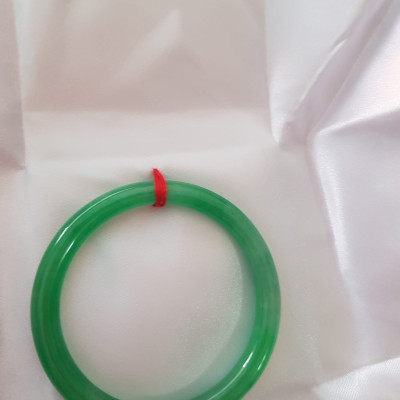 Vòng cẩm thạch Lý T 54mm x Dầy 7mm  Màu Xanh lá tươi bóng mảnh khảnh đẹp  hợp Nữ mệnh Mộc Hỏa 53kg - 62kg đeo ạ