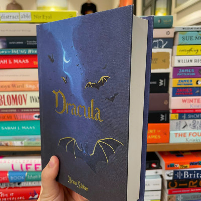 Sách - Dracula by Bram Stoker - Classics/Horror/Fiction book in English - Sách Ngoại Văn nhập khẩu