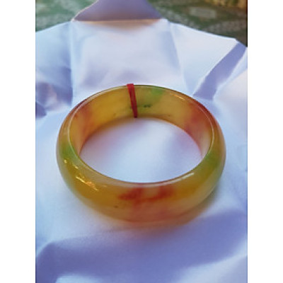 Vòng Tay Bản Hẹ Vàng Đỏ tươi bóng đẹp Size 59mm x cao 19mm x dầy 9mm  Chất liệu đá cẩm thạch  Hợp Nam Nữ mệnh Thổ mệnh Kim 60kg - 68kg đeo đẹp ạ