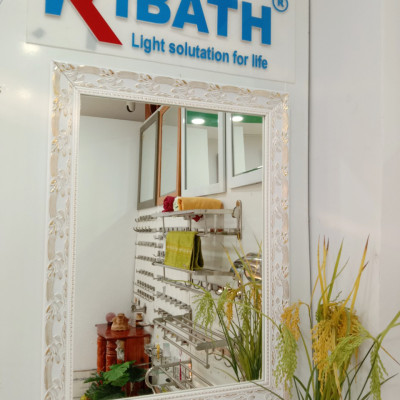 Gương soi Kibath khung màu trắng bảng 6 phân họa tiết vàng KT 60x80 cm, KB-129