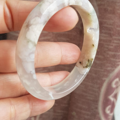 Vòng tay Nữ Bản Hẹ Đá Mã Não Bông Hoa tuyết trắng trong bóng 1 bên đều đẹp  Ni 53mm x Cao 11mm x dầy 6,5mm Nữ mệnh Kim mệnh Thủy 50kg - 54kg đeo xinh đẹp tay ạ