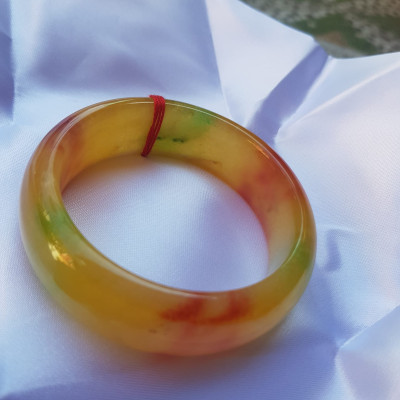 Vòng Tay Bản Hẹ Vàng Đỏ tươi bóng đẹp Size 59mm x cao 19mm x dầy 9mm  Chất liệu đá cẩm thạch  Hợp Nam Nữ mệnh Thổ mệnh Kim 60kg - 68kg đeo đẹp ạ