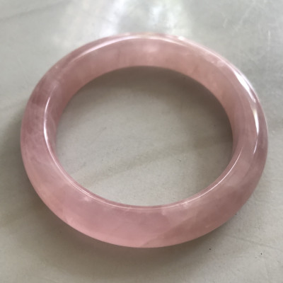 Vòng Thạch Anh Hồng Tự Nhiên Bản Hẹ Mới đẹp Ni 52mm Cao 11mm Dầy 8mm Màu Hồng xinh bóng đẹp Nữ mệnh Hỏa mệnh Thổ tay nhỏ đeo 45kg - 52 kg ạ