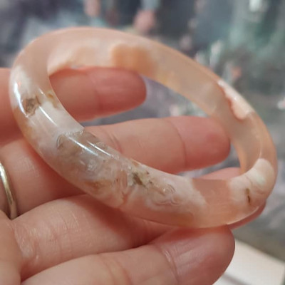 Vòng tay Nữ Bản Hẹ Mới Đá Mã Não Bông Tuyết Hồng nhẹ trắng trong bóng quá đẹp luôn ạ Vòng Ni 53mm  x Cao 11mm x dầy 7mm Nữ Cân nặng 52kg - 55kg đeo xinh tay đẹp lắm ạ