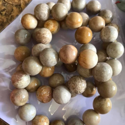 Vòng Nam Đeo size 14ly gồm 14 hạt vô cung Chât liệu SAN HÔ HÓA THẠCH  Vòng Màu vàng trắng Sáng Nam đeo tay đẹp sang tốt ạ