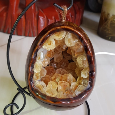 Miếng thạch anh Vàng tự nhiên hốc sâu có đế kiểu có đèn điện công dụng hút tài lộc cả chân Cao 16cm đk 12cm miếng Vàng cao 10cm đk 8cm Anh Chị để bàn trang trí nhà bàn thờ Thần Tài và treo trong phòng làm đèn ngủ may mắn màu Vàng Anh thật sự rất tốt đẹp ạ