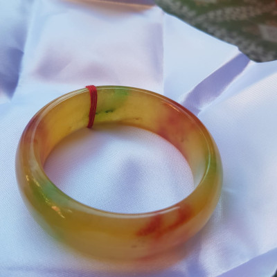 Vòng Tay Bản Hẹ Vàng Đỏ tươi bóng đẹp Size 59mm x cao 19mm x dầy 9mm  Chất liệu đá cẩm thạch  Hợp Nam Nữ mệnh Thổ mệnh Kim 60kg - 68kg đeo đẹp ạ