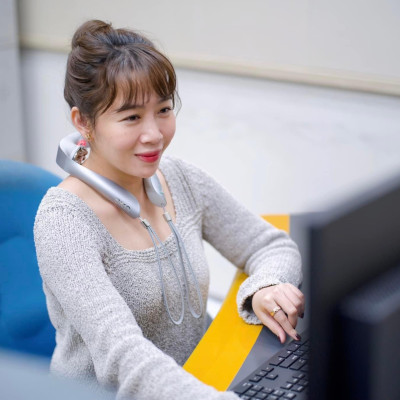 Máy mát-xa Cổ SKG P7-Pro massage xung điện, con xoay vật lý,chườm nóng hồng ngoại, mang đi làm, đi công tác, du lịch tiện lợi giảm stress, đau mỏi