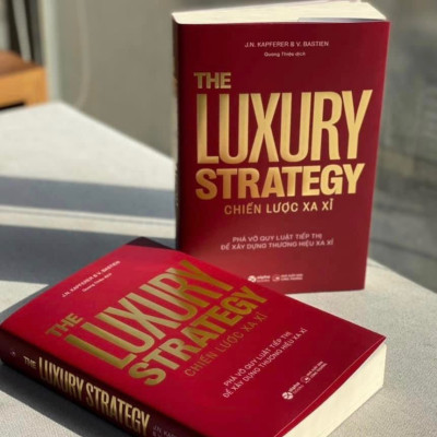 The Luxury Strategy: Chiến Lược Xa Xỉ - Phá Vỡ Quy Luật Tiếp Thị Để Xây Dựng Thương Hiệu Xa Xỉ - Nhiều tác giả - (bìa mềm)