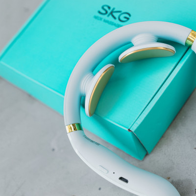 Máy Massage Cổ SKG K6E- Tấm điện cực mạ vàng 24K mát-xa cho da nhạy cảm, không gây mẩn ngứa, khó chịu