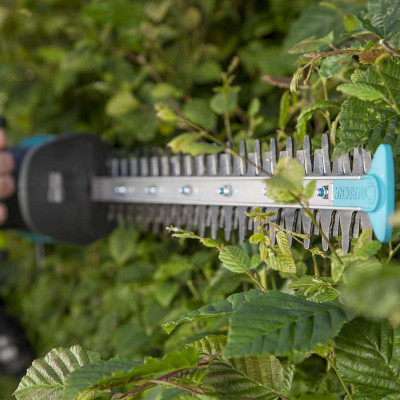 Máy tỉa hàng rào cây cảnh chạy điện Gardena 09832-20