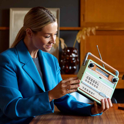 LEGO ICONS 10334 Đồ Chơi Lắp Ráp Đài Radio Cổ Điển (906 chi tiết)