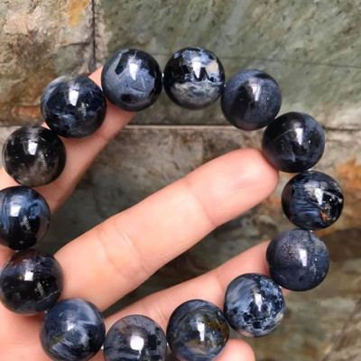 CHIẾC VÒNG NAM HÀNG CAO CẤP ĐÁ PIETERSITE SIZE 15LY HAY GỌI ĐÁ GIÔNG BÃO TỰ NHIÊN TÔNG XANH VÂN ĐẬM NHẠT HỢP MỆNH THỦY VÀ MỘC Ạ